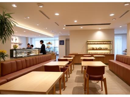 나래 베이커리 내부 전경: 따뜻한 조명과 나무 테이블